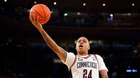 uconn vs iona spread.